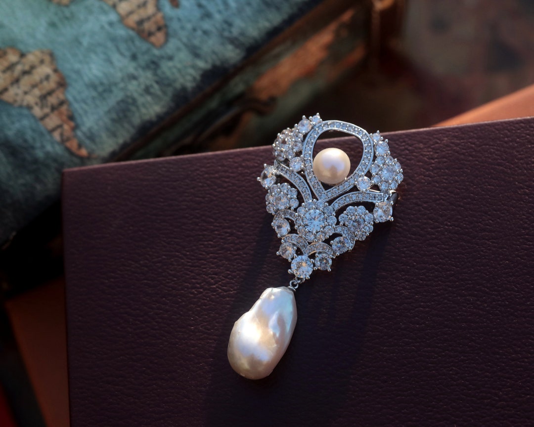 Broche Éventail Dentelle Dorée Avec CZ Bleu Et Perle - Style Art Déco Vintage, Modèle SB32, Neuf Sans Emballage