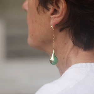Boucles d'oreilles en or Art déco : triangle en émail noir et demi-lune martelée - France