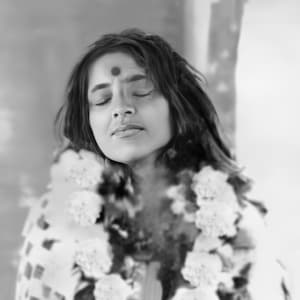Sri Anandamayi Ma, Sri Ma. "Vi benedico". Ritratto su carta fotografica professionale.