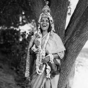 Sri Anandamayi Ma In estatico Krishna Bhav. Ritratto fotografico su carta lucida professionale.