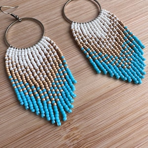 Türkis und Creme Perlen Fransen Ohrringe | Handmade Perlen Ohrringe | Handgefertigte Boho Ohrringe | Statement Schmuck | Einzigartiges Geschenk für Sie