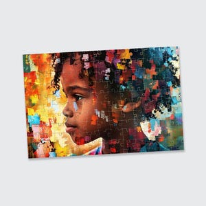 Può includere: Un puzzle raffigurante il ritratto di un bambino di profilo. Il volto è reso con dettagli realistici, mentre lo sfondo e i capelli sono composti da colorati pezzi di puzzle nei toni dell'arancione, giallo, viola e blu.