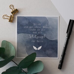 Karte "Stirbt ein geliebter Mensch, steht er dir nun als Schutzengel zur Seite" zur Beileidsbekundung, Trauerkarte, quadratisch, grau blau