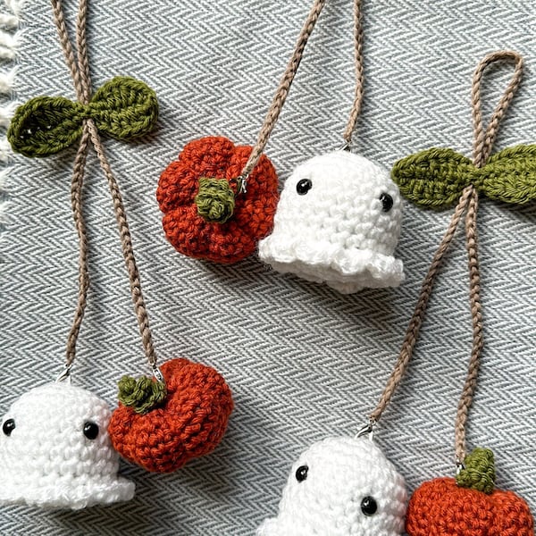 Written Pattern / Crochet Halloween Hanger