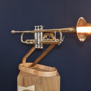 Upcycled Trumpet Lamp: Retro Musical Instrument Decor