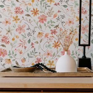 Carta da parati floreale con fiori selvatici primaverili / Piccoli fiori carini, staccabili e attaccabili, rimovibili o tradizionali, preincollati / riposizionabili per l'arredamento della casa