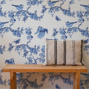 Carta da parati con uccelli e fiori blu, murale, stacca e attacca, autoadesiva, rivestimento murale di Bella Stampa Studio