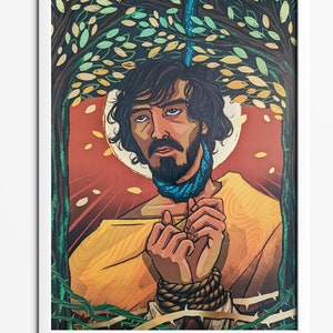 Op de afbeelding: Een digitale illustratie van een man met een baard en lang haar, die een gele robe en een blauwe sjaal om zijn nek draagt. Hij is vastgebonden met touw en een blauw touw hangt van een tak boven zijn hoofd. De achtergrond is rood en oranje met een halo rond zijn hoofd.