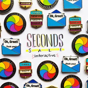 Może przedstawiać: Kolekcja emaliowanych pinów z kolorowymi, okrągłymi wzorami z tekstem "Let's Circle Back" i różnymi frazami, takimi jak "Ok, Great!" i "Tired, Hangry, Salty, Anxious". Piny są ułożone na białym tle z tekstem "SECONDS SALE interactive" napisanym czarnym i żółtym kolorem.
