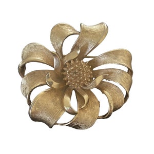 Broche vintage de flor grande en tono dorado texturizado mate firmado por CORO