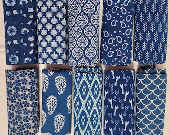 Puede incluir: Diez muestras de tela en varios tonos de azul con diferentes patrones, incluyendo diseños de paisley, florales, geométricos y abstractos.