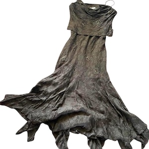 Perlage marron/cuivre Mélange de soie damas col bénitier asymétrique en queue de poisson et corsage froncé embelli pour l&#39;événement Bal de promo Soirée sorcière Fantaisie