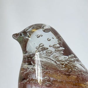 Decorative glass bird figurine in pink hue. Small glass decorative pink bird. Small souvenir sculpture. Ukrainian art glass product.