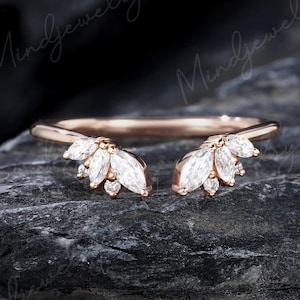 Aliança de casamento vintage exclusiva em ouro rosa 14k com moissanita lapidada em marquise e design aberto e curvo, perfeita para usar em conjunto com outros anéis. Um anel de compromisso ideal para noivas. Presente perfeito para mulheres.
