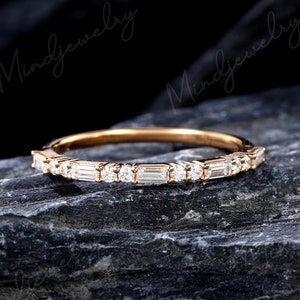 Anillo de boda de moissanita talla baguette Delicado anillo a juego de media eternidad en oro amarillo de 10k/14k Anillo único de promesa nupcial apilable Regalo para ella