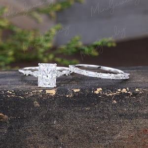 2 Karat strahlender Moissanit Verlobungsring Set Einzigartiger Weißgold Verlobungsring Vintage Baguette Moissanit Hochzeitsring Geschenk