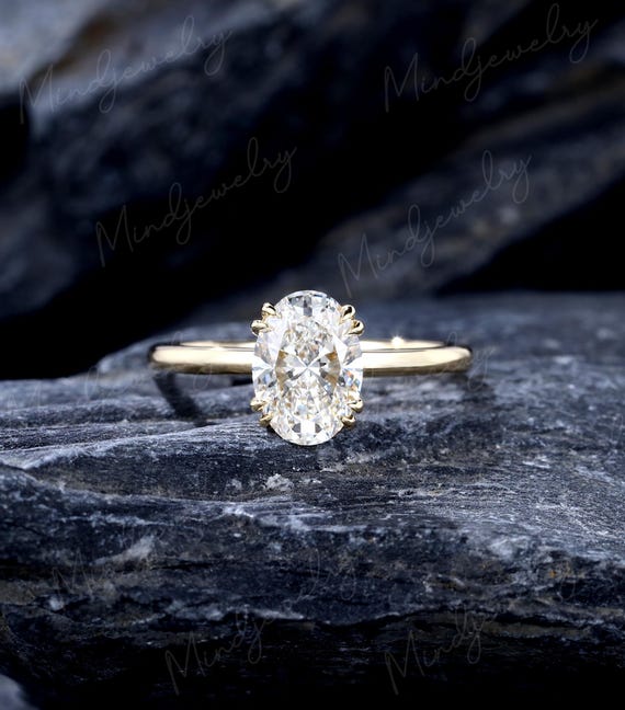 Anillo de compromiso con corte ovalado de moissanita con halo