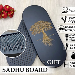 Op de afbeelding: Een zwart Sadhu-bord met een boomontwerp en een close-up van de spijkers. Het bord is gemaakt van berkenhout en heeft een eco-vriendelijke vernislaag. Het is handgemaakt en wordt geleverd met een cadeau. Het bord is tot 45 voet groot en weegt 2 kg. De spijkerafstand is 8-10-12-15.