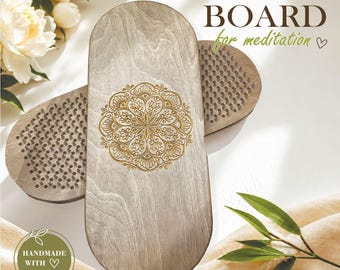 Könnte beinhalten: Ein ovales Sadhu-Board aus Holz für die Meditation mit einer goldenen Mandala-Gravur auf der Oberfläche und zahlreichen Metallnägeln, die im Holz eingebettet sind. Der Text SADHU BOARD for meditation und ein Herzsymbol sind in Braun und Grün.