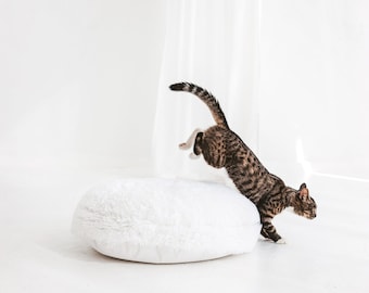 Soft Cat Pillow White Faux Fur Cat Bed Comfy Pets Bedding Plush Round Pet Cushion