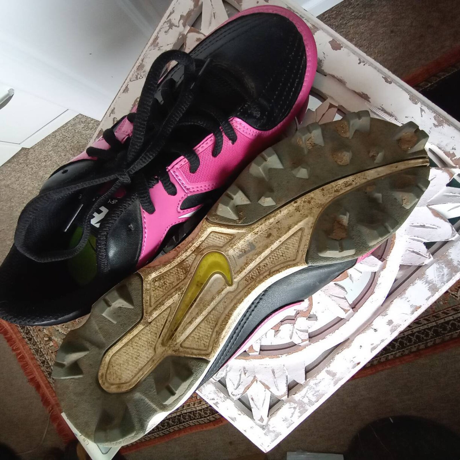 womens pink softball cleats