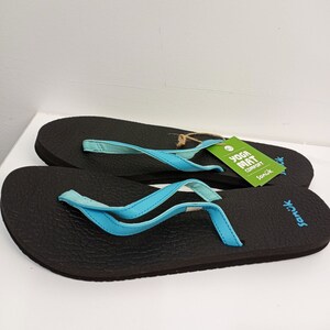 sanuk flip flops size 9