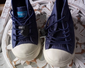 Children's PEOPLE Brand  hi top Sneakers. Kids Size 4. Navy Blue