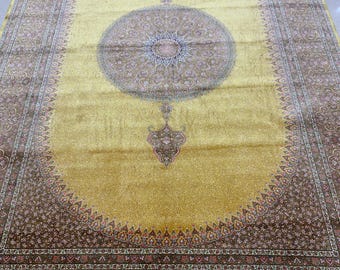 Könnte beinhalten: Ein gelber Teppich mit einem braunen und cremefarbenen Blumenmuster. Der Teppich hat ein zentrales Medaillon mit einem geometrischen Design.