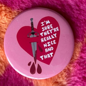 Insignia de daga de corazón: pin de botón ilustrado de 58 mm