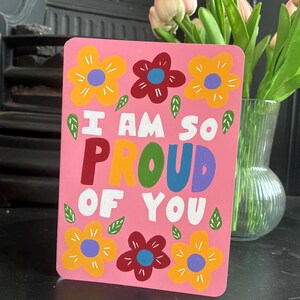 Carte arc-en-ciel Fier de vous - Carte de félicitations fantaisiste faite main avec enveloppe - Motif floral mignon et funky - Intérieur vierge pour le message