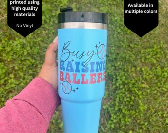 Busy Raising Ballers 30 oz kubek ze stali nierdzewnej, kubek sportowy dla mam, kubek baseballowy dla mam, modny kubek sezonu baseballowego