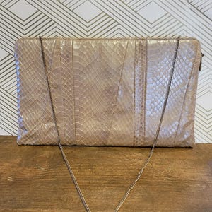 Cartera de mano con correa de cadena y piel de serpiente en color topo de Frenchy of California (años 70)