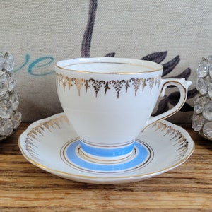Roslyn Fine Bone China Teacup & Saucer - Made in England
