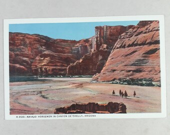 Cartão postal de linho Fred Harvey Cavaleiros Navajo no Canyon de Chelly Arizona