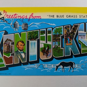 Peut inclure: Carte postale vintage avec un fond bleu et une bordure jaune. Le mot "KENTUCKY" est en grandes lettres, chaque section remplie d'images de l'État. Le texte indique "Greetings from" et "THE BLUE GRASS STATE". Un cheval noir broute au premier plan.