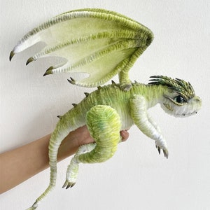エメラルドドラゴン人形、カスタムぬいぐるみドラゴンおもちゃ、パーソナライズされたリアルなファンタジー生き物ぬいぐるみ、草の緑のファンタジードラゴン、翼竜恐竜