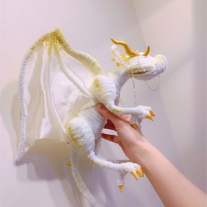 ドラゴンオブゴールドエンジェルドラゴン人形おもちゃ、カスタムイエロードラゴンぬいぐるみリアルなファンタジー生き物ぬいぐるみ、ファンタジードラゴンおもちゃ、翼竜恐竜