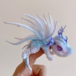 空飛ぶドラゴン人形、紫のファンタジードラゴンのおもちゃ、青い
