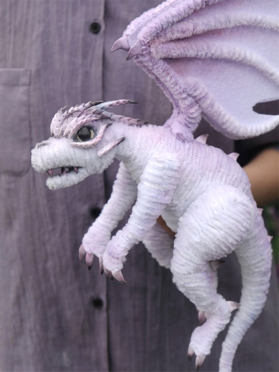 パウダーピンクのドラゴン人形、カスタムぬいぐるみグラデーション