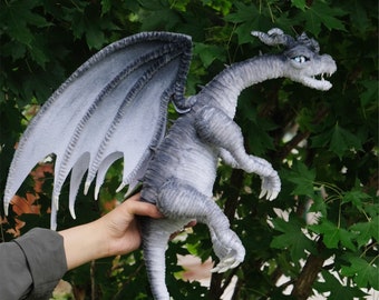 グレーと黒のドラゴン、ポーズ可能なドラゴン人形、カスタムぬいぐるみ