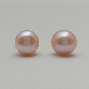 Pendientes de perlas color melocotón / Botones de perlas auténticas de 7 mm / Opción hipoalergénica