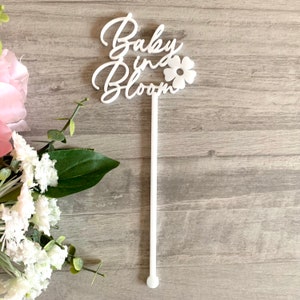 Agitador de bebidas personalizado con diseño de bebé en flor, decoración floral personalizada para baby shower, obsequios de fiesta, anuncio de embarazo de primavera, revelación de género de niño o niña