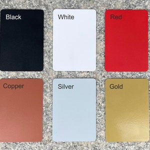 Pu&ograve; includere: Sei piccole carte quadrate di diversi colori. Le carte sono etichettate con i colori: Nero, Bianco, Rosso, Rame, Argento e Oro.