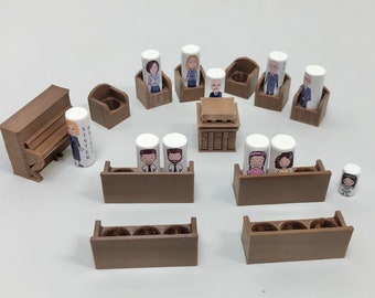 Puede incluir: Un conjunto de bancos de madera marrón en miniatura con figuras blancas sentadas en ellos. Las figuras están vestidas con diferentes atuendos y tienen diferentes peinados. Hay un pequeño púlpito de madera marrón en el centro del conjunto.