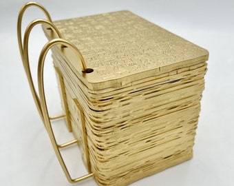 Große vergoldete 3/4 Miniatur Vitrinenbox mit Geheimfach, gefertigt aus MDF Holz, Acryl und handgefertigten Metallringen. Anzeigen