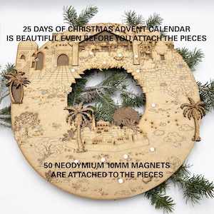 Puede incluir: Un calendario de adviento navideño de madera con un diseño circular. El calendario presenta ilustraciones cortadas con láser de edificios, palmeras y otros paisajes. El texto "25 DAYS OF CHRISTMAS ADVENT CALENDAR IS BEAUTIFUL EVEN BEFORE YOU ATTACH THE PIECES" es visible. El calendario tiene 50 imanes de neodimio de 10 mm.