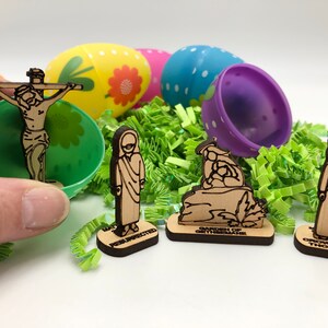 Mini peças de Páscoa para caber dentro dos ovos de Páscoa. Cartões perfurados para presente, colocados na cesta de Páscoa para dar às crianças algo divertido e educativo.