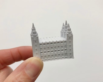 Miniaturowa replika świątyni Salt Lake City w stanie Utah, wydrukowana z żywicy. Nabożeństwa w świątyni LDS, miniaturowa świątynia, świątynia w formie pudełka z cieniem