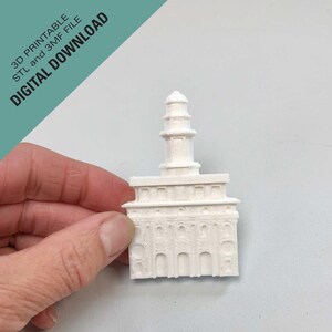 Op de afbeelding: Een wit 3D-geprint architectonisch model van een gebouw met een toren, vastgehouden door een hand. De tekst "3D PRINTABLE STL and 3MF FILE DIGITAL DOWNLOAD" staat in de linkerbovenhoek.