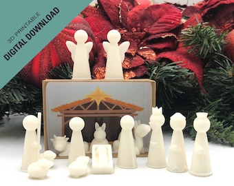 Puede incluir: Una escena de la natividad imprimible en 3D blanca con un pesebre, una estrella, un burro, una vaca, una oveja, un conejo, un pastor, tres reyes magos, María, José y un ángel. La escena está colocada delante de una caja marrón con un fondo azul y un árbol de Navidad.